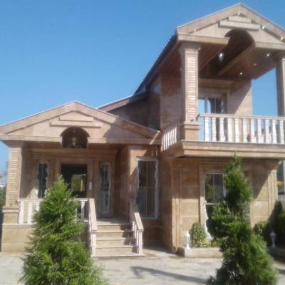ویلا نیم پیلوت با زمین بزرگ