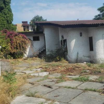 ز با دو بنای قدیمی