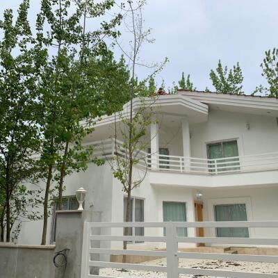 ویلا شهرکی با محوطه سرسبز