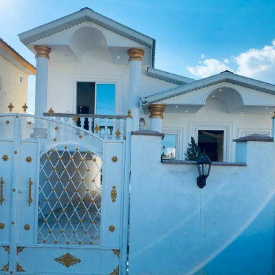 ویلا نیم پیلوت رومی با دید جنگل و رودخانه