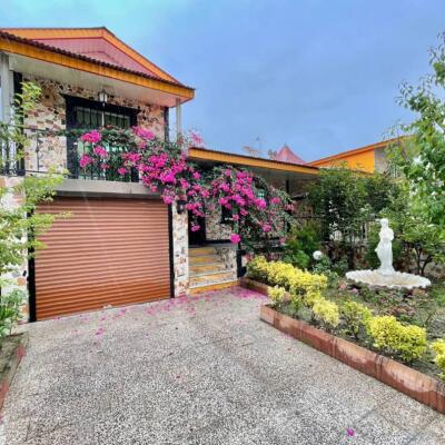 ویلا نیم پیلوت با حیاط باغی