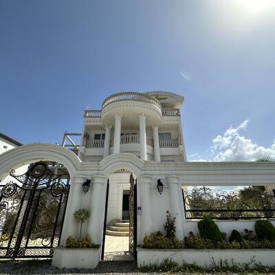 کاخ ویلای شهرکی با ویوی دریا