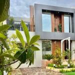 ویلا مدرن استخردار با مدارک تکمیل و روف با ویو باغ