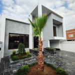 ویلا نما مدرن شهرکی نزدیک به جاده اصلی