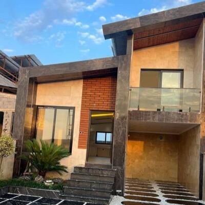 ویلا نیم پیلوت مدرن نوساز داخل بافت