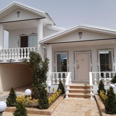 ویلا نیم پیلوت با حیاط بزرگ